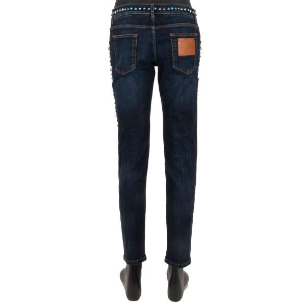 Schmal geschnittene SKINNY 5-Pockets Jeans mit DG Leder Logo und Metall Perlen in blau von DOLCE & GABBANA 