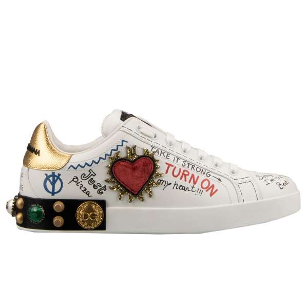 Low Top Leder Sneaker PORTOFINO mit DG Logo, Perlen, Nieten, Herz Patch und Schrift Print in Weiß und Gold von DOLCE & GABBANA