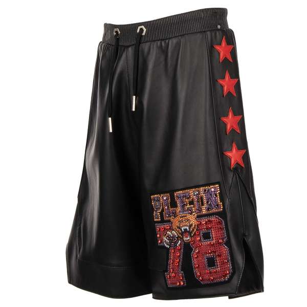 "Show" Leder Shorts mit Kristallen Bär Logo Patch und Sternen in Schwarz von PHILIPP PLEIN