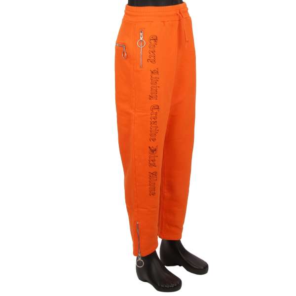 Jogger Hose aus der limitierten Off-White x VLONE Kollektion mit Taschen mit Reißverschlüssen und Beschriftung von OFF-WHITE c/o Virgil Abloh