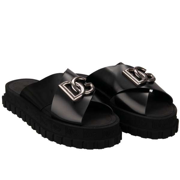 Plateau Slides Sandalen mit DG Silber Metall Logo vorne in schwarz von DOLCE & GABBANA