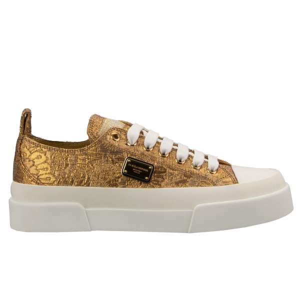 Barock Jacquard Damen Sneaker PORTOFINO mit DG Logo Metall Schild in Gold und Weiß von DOLCE & GABBANA